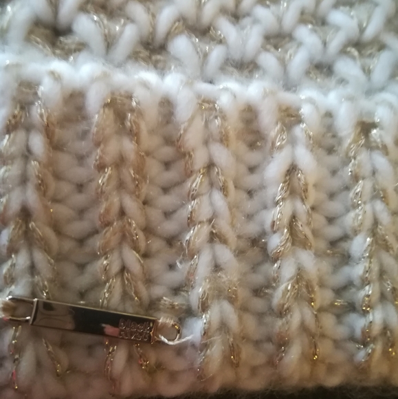 Black Rivet pompom Hat - Picture 4 of 7